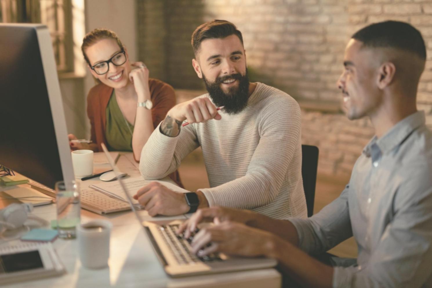 Studenti durante sessione pratica di amministrazione digitale