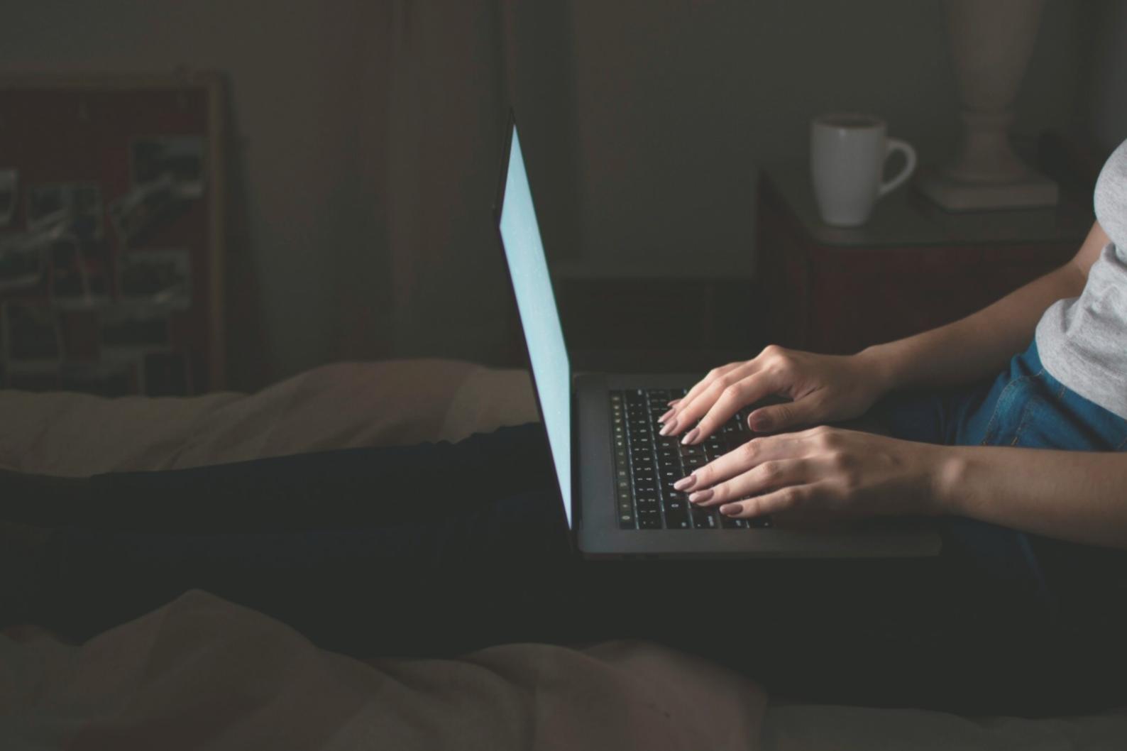 Professionisti che lavorano con sistemi digitali moderni